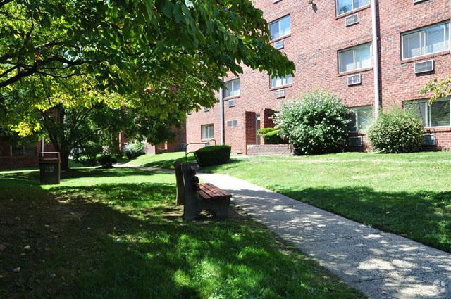 Primary Photo - Barclay Square Apartments