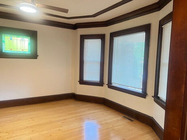 Building Photo - 319 E Montana St