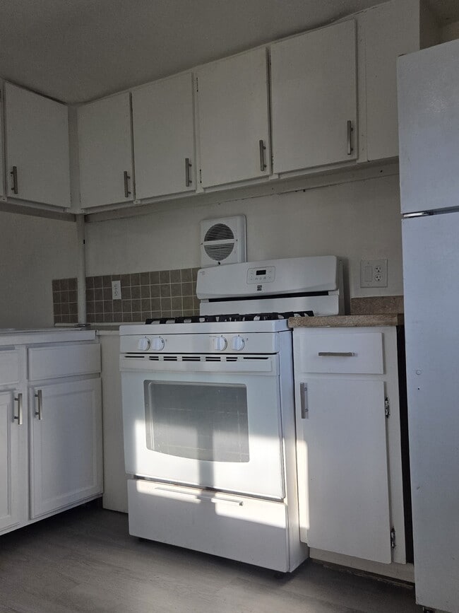 Building Photo - 408 E 46th St