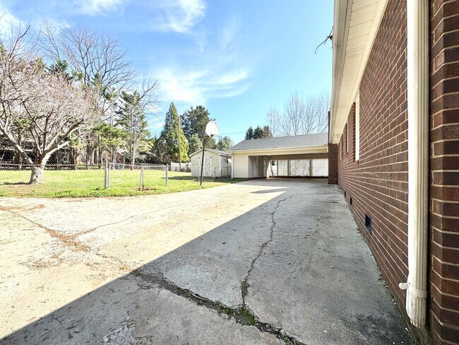 Building Photo - Spacious 3 Bedroom Home Convenient to New Garden