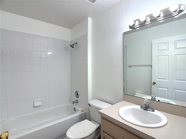 Building Photo - 526 Pine Cone Dr