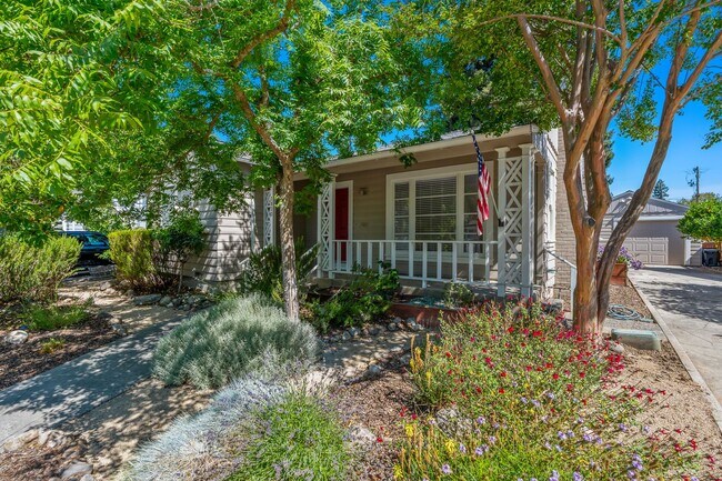 Primary Photo - Downtown Napa 3 bed 2 bath single level home