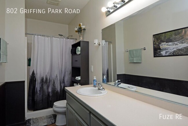 Building Photo - 802 Griffing Park Rd