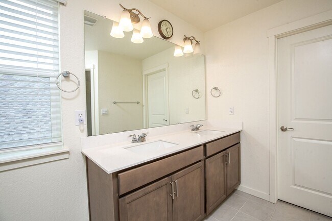 Building Photo - 15898 Little Bluestem Rd