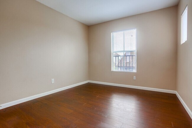 Building Photo - Desirable 3 Bedroom 2 Bath in Ivey Ridge C...