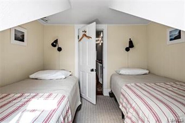 Building Photo - Beautiful 2 bedroom/ 2 bathroom apartment located right on Historic Main Street in St. Charles.