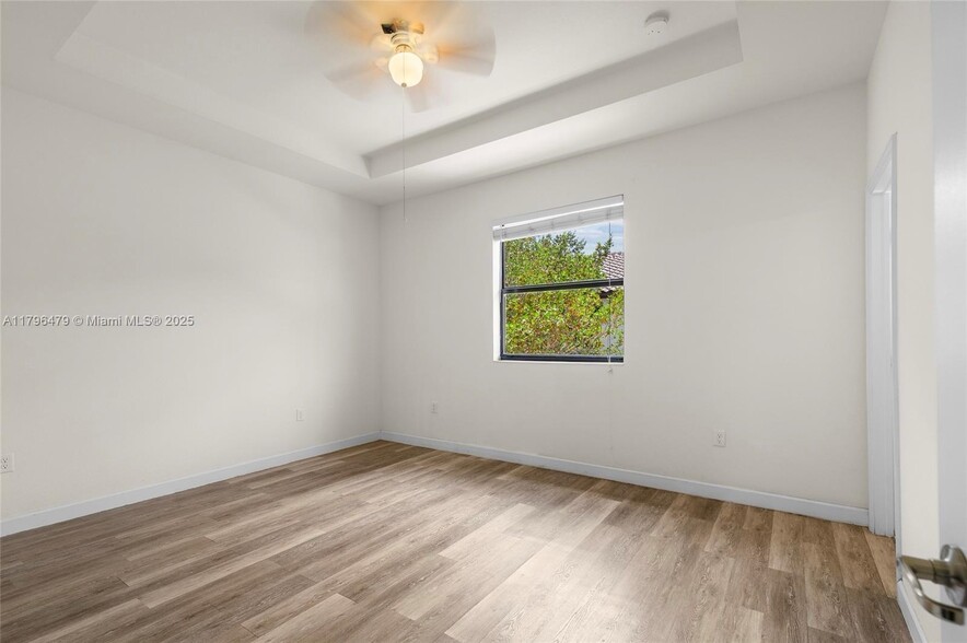 Building Photo - 9314 W 33rd Ln