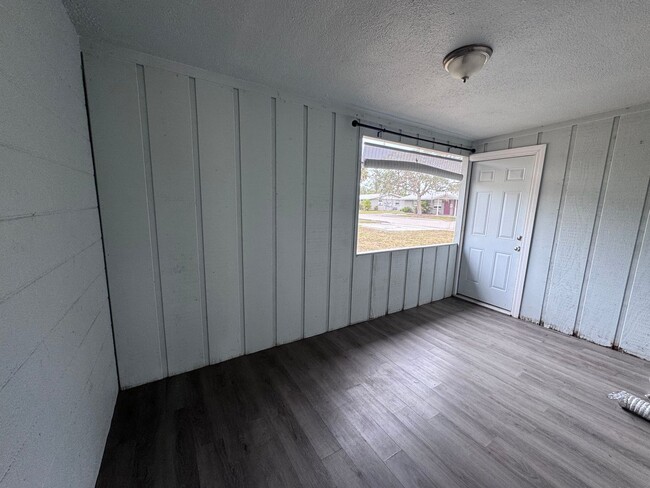 Building Photo - 2 Bedroom 1 Bath Duplex with Washer/Dryer!...