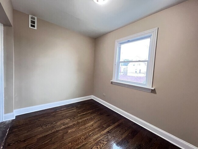 Building Photo - 821 N Waller Ave
