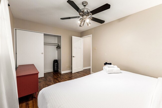 Building Photo - STUNNING 4 bed/2 bath Scottsdale Home- FURHISHED or UnFURNISHED