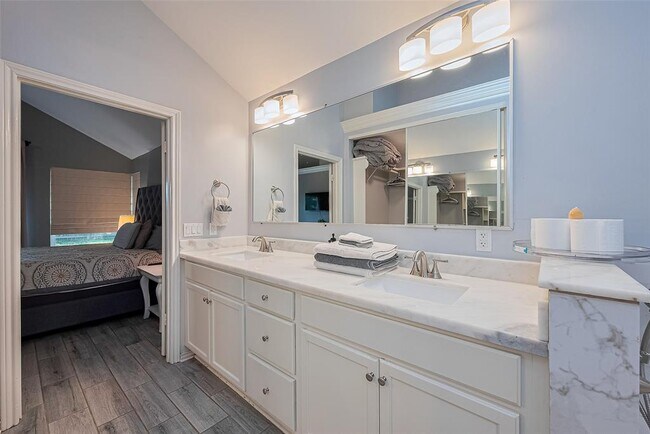 Building Photo - 8711 Pines Pl Dr