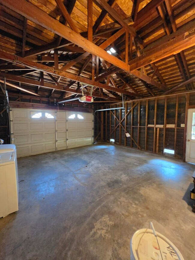 Building Photo - Spacious Home!!