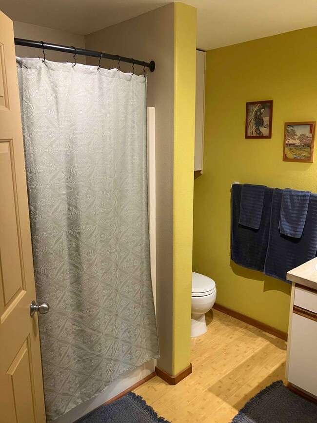 Building Photo - Charming Westside Condo Near Newport Market – Available April–October!