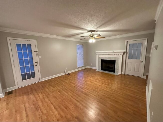 Building Photo - 586 Oak Brook Dr