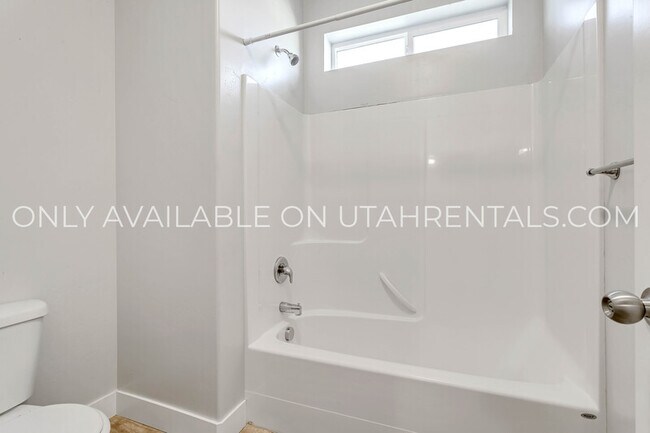 Building Photo - 627 N Sun Peak Dr