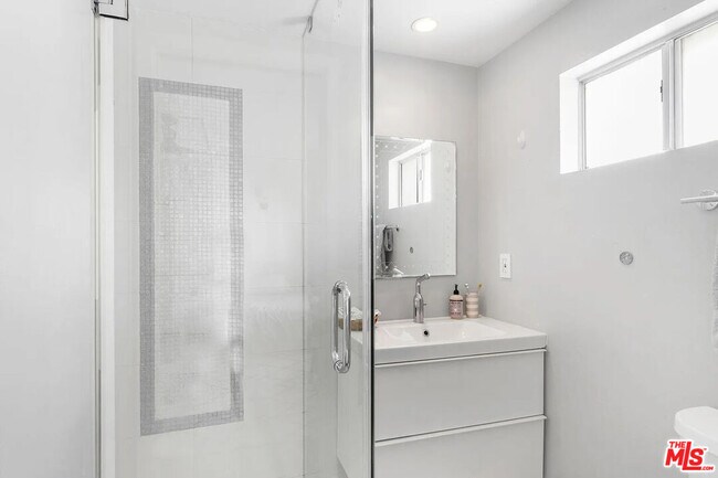 Building Photo - 121 S Palm Dr