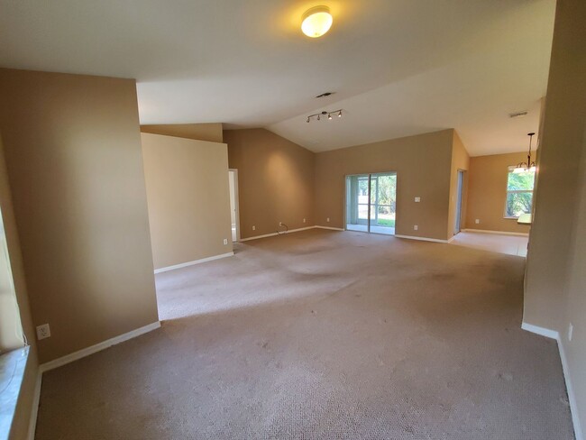 Building Photo - Quiet Buckingham Living