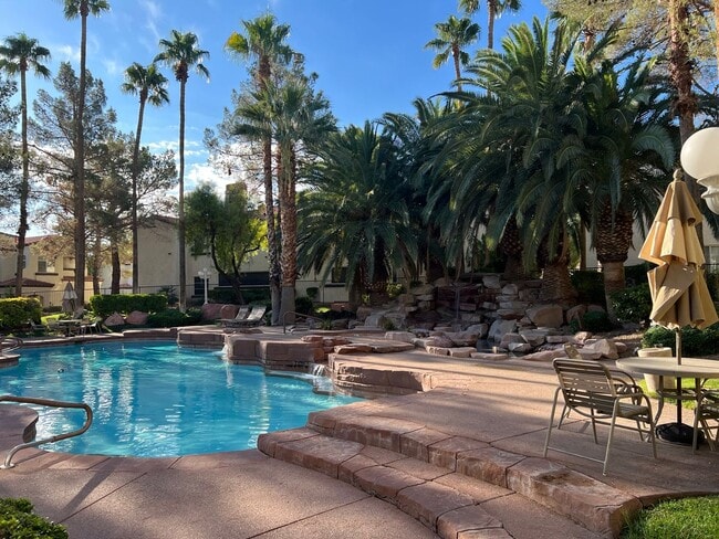 Building Photo - BEAUTIFUL UPGRADED CONDO/MANY AMENITIES - 3 BED, 2 BATH