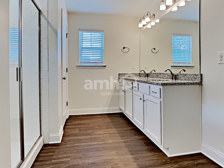 Building Photo - 3358 Okelly Dr