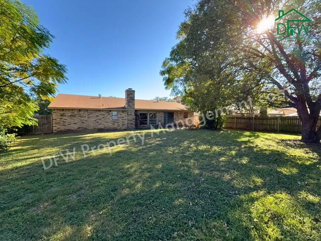 Building Photo - Spacious 3-Bedroom Home for Lease with Large Fenced Backyard in Quiet Benbrook Neighborhood