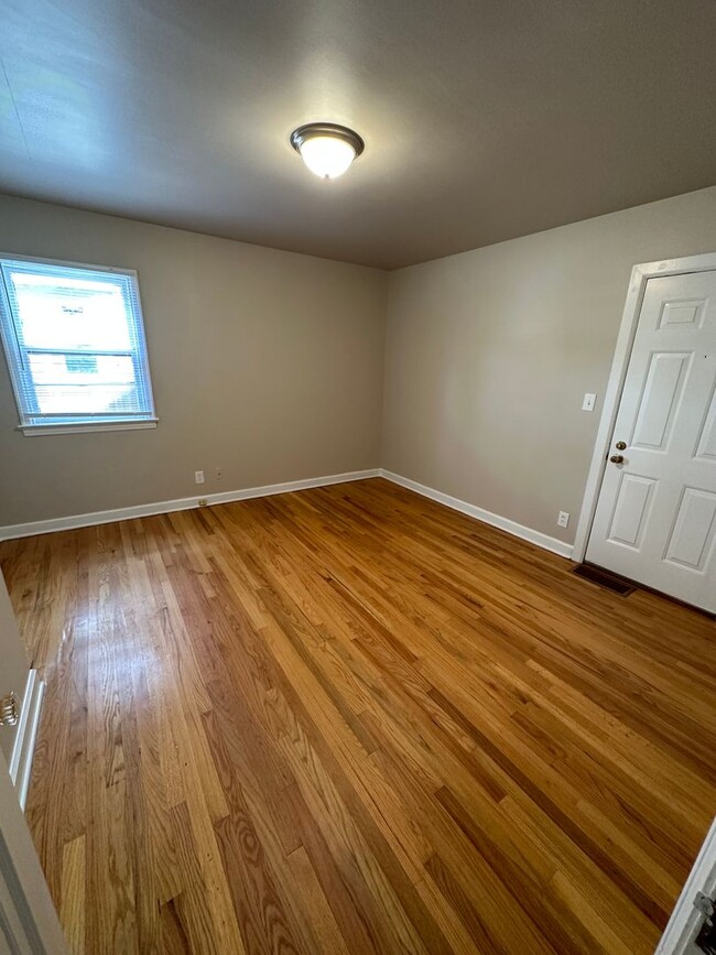 Building Photo - 3 BEDROOMS PLUS OFFICE,  2 BATHROOM, SINGL...