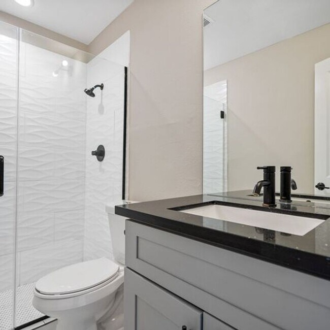Interior Photo - Dream Montrose - 306 Stratford Street