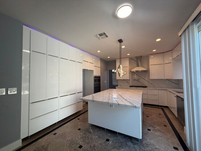 Building Photo - EPIC REA - Fully Renovated 5BR/3BA Home in Lone Tree Estates