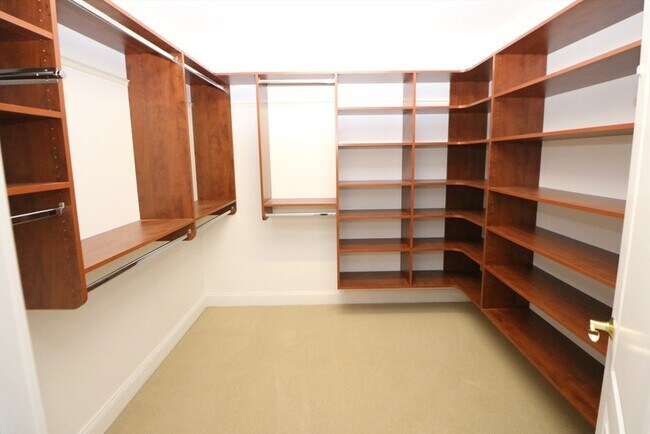 Building Photo - 141 Grovers Ave