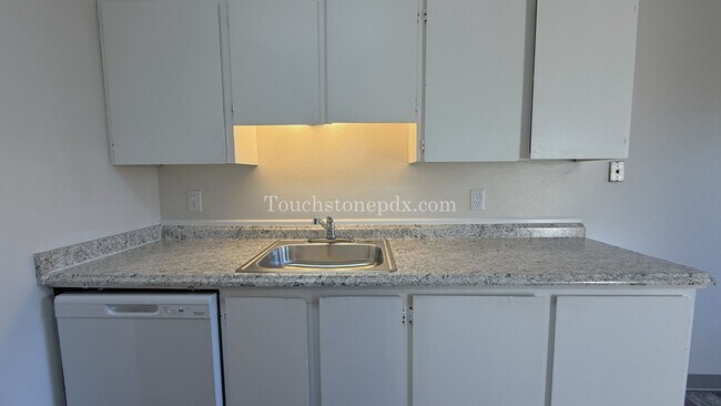 Building Photo - Charming 1-Bedroom Apartment in the Heart ...