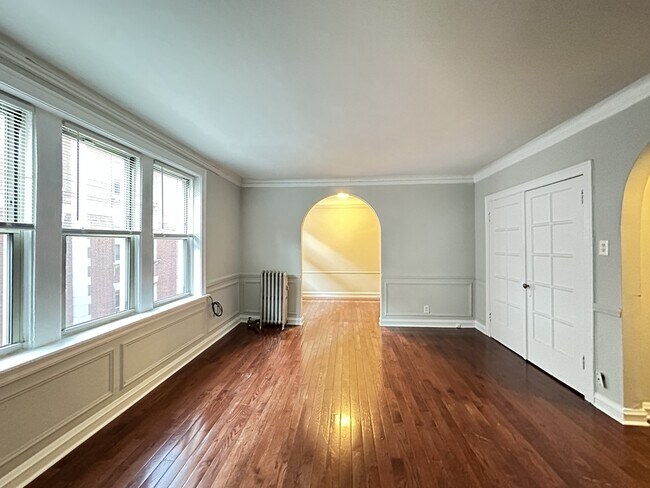 Building Photo - 547 W Surf St