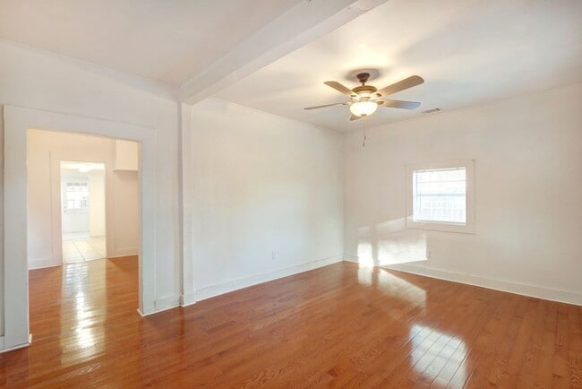 Building Photo - Cute Bungalow - great yard - Two Bedroom