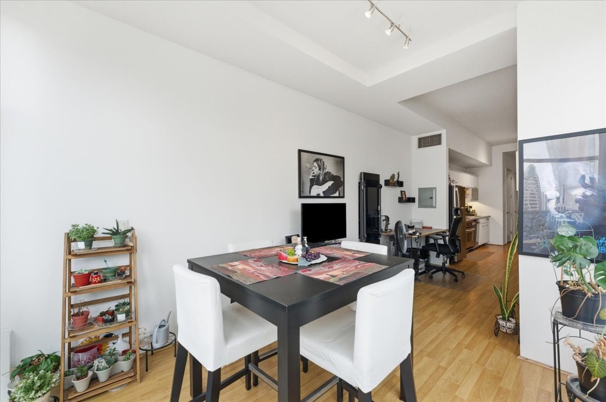 Building Photo - 350 W Ash St