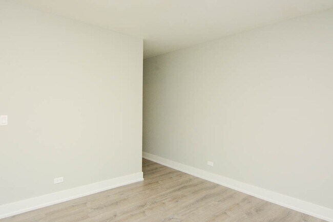 Building Photo - 533 W Surf St