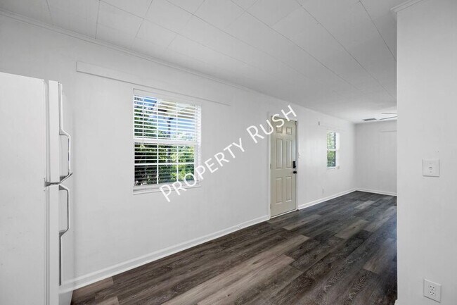 Building Photo - 424 Hedgewood Dr