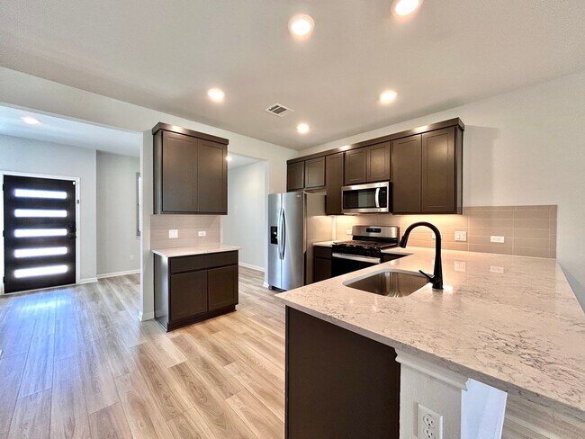 Building Photo - Spacious 3/BR 2.5/BA Home with Modern Fini...