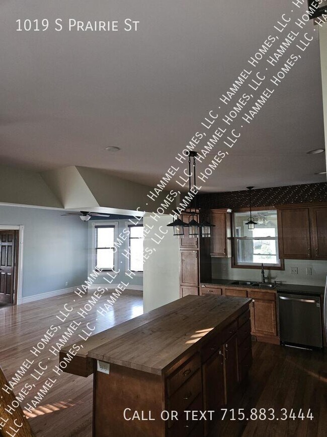 Building Photo - 1019 S Prairie St