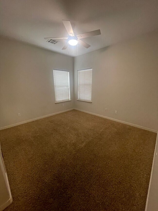 Building Photo - Gorgeous 4 bedroom/3 bathroom home located...
