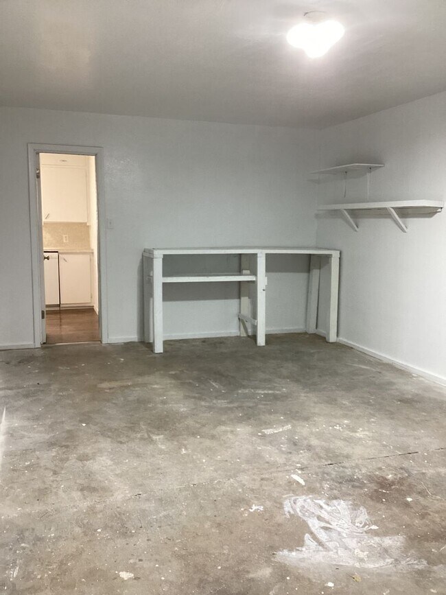 Building Photo - Newly Renovated 3 Bed House!
