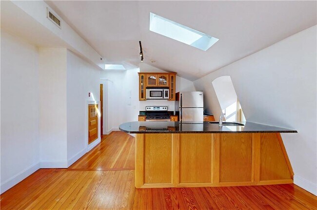 Building Photo - 54 Halsey St