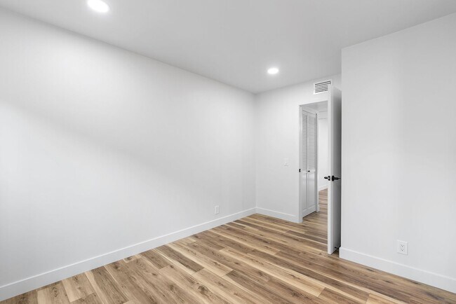 Building Photo - Renovated 1 Bedroom Condo Overlooking Creek