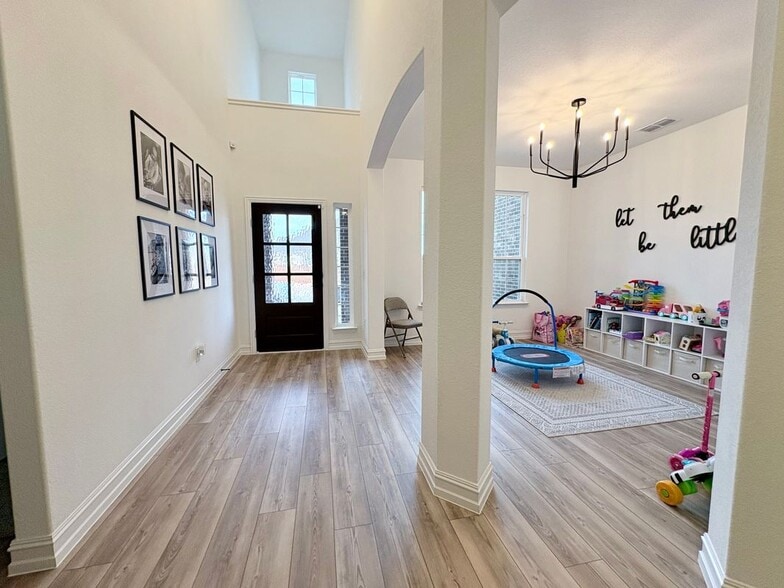 Building Photo - 1505 Isaac Dr