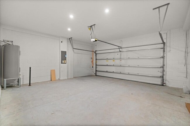 Building Photo - 9871 Walkway Dr