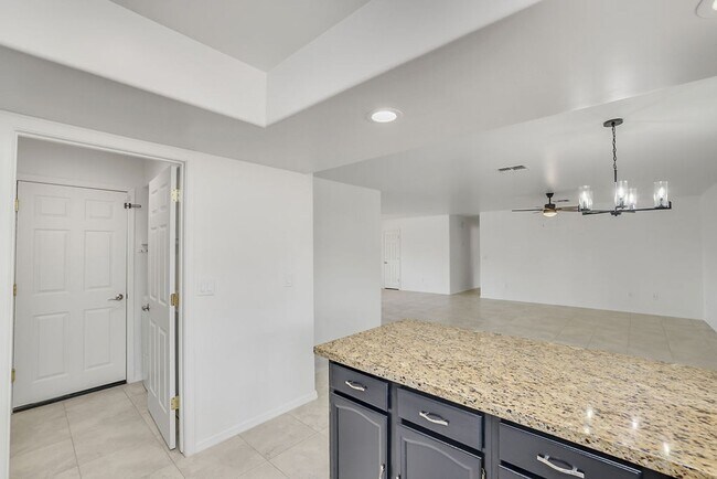 Building Photo - Gorgeous 4-Bedroom Home in Prime 85254 Loc...