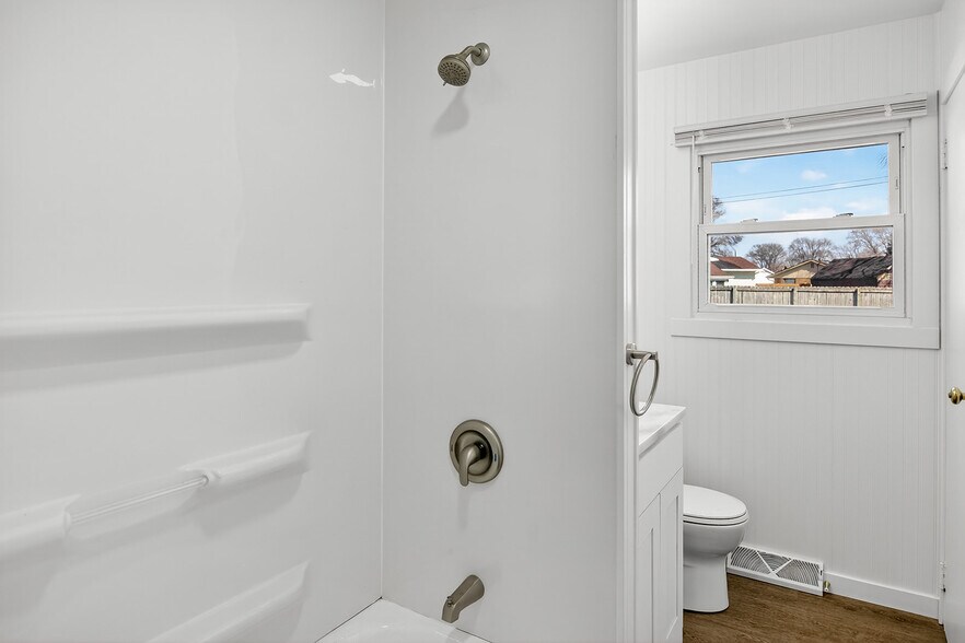 Building Photo - 7407 Saturn St