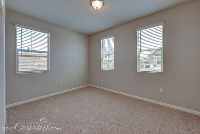 Building Photo - 877 Halford Ln