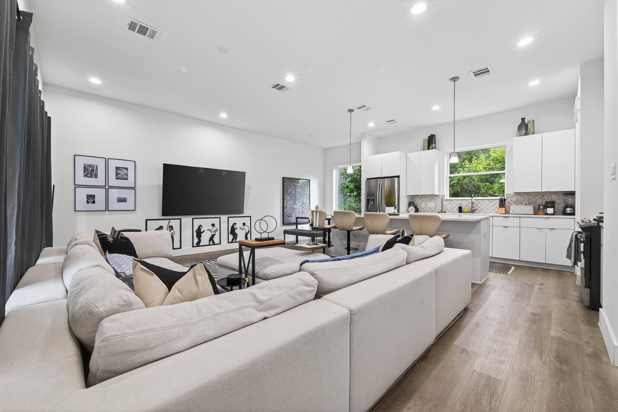 Living Area - 523 Schweikhardt St