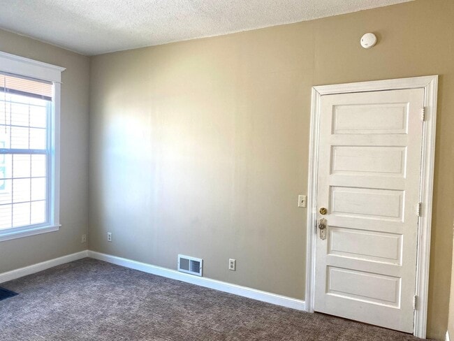 Building Photo - 305 8th Ave S