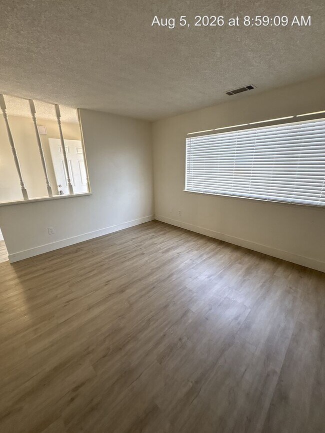 Building Photo - 1055