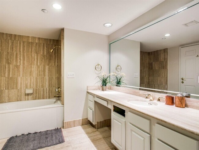 Building Photo - 4242 Lomo Alto Dr