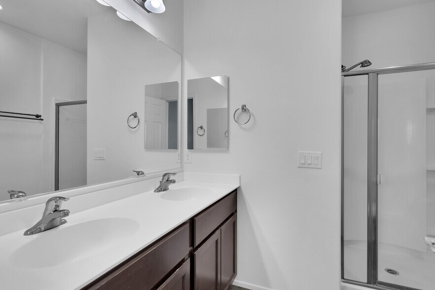 Building Photo - 4154 N Thurston Ln